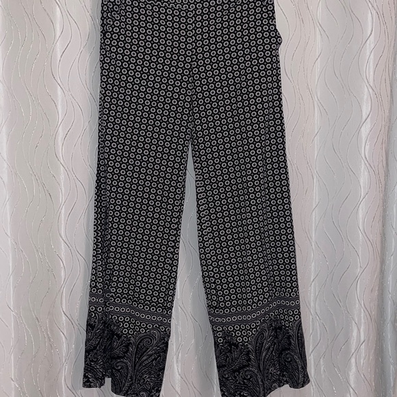 Patterned pants with an elastic waste and no hardware - Picture 1 of 4